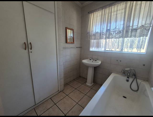 4 BEDROOM HOUSE FOR SALE IN VANDERBIJLPARK CW 5